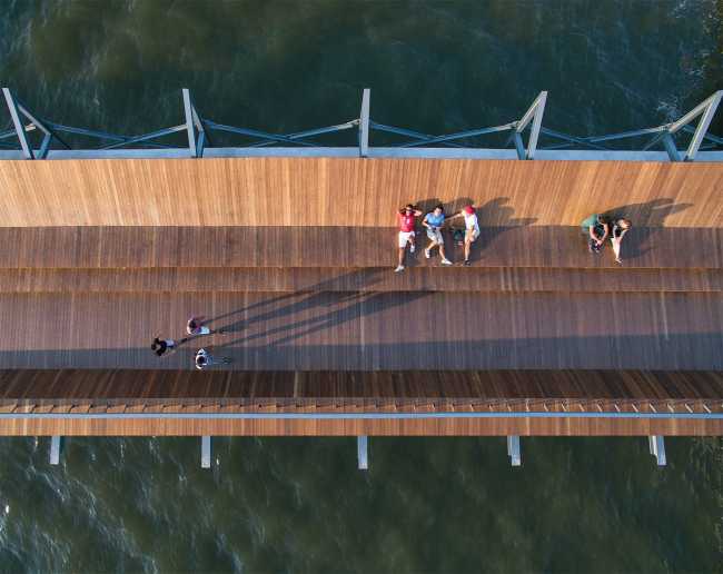 Sedute sul ponte in legno